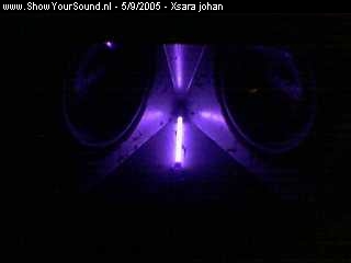 showyoursound.nl - Blaupunkt power!! in Xsara - xsara johan - foto_549_.jpg - de neon staaf bij nacht in de basskist 